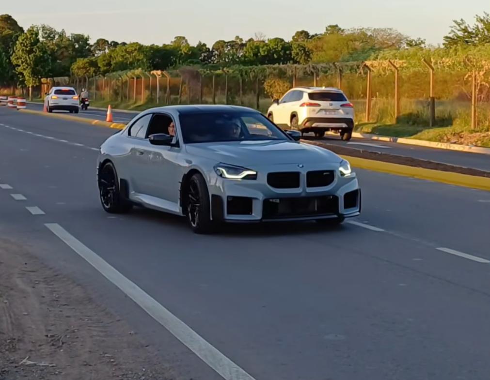 Marcas top, colores exóticos y millones sobre ruedas: un influencer grabó los lujosos autos que hay en Funes